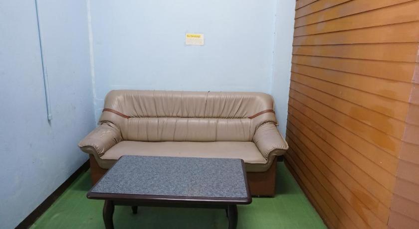 Oyo 730 Meedee Hostel Bangkok Zewnętrze zdjęcie